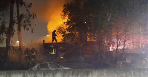 Incendio En Una Maderera Cerca Del Parque De Lomas Noticias De Lomas