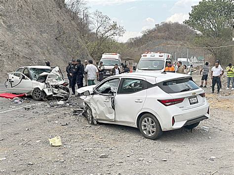 Un muerto y 4 lesionados deja choque entre 3 vehículos en la carretera