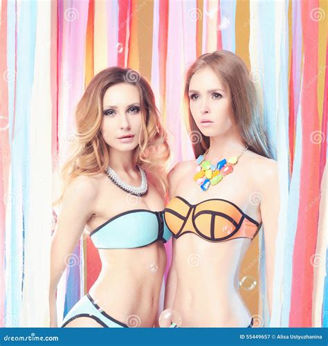 Deux Filles Dans Le Bikini Sur Une Partie Image stock Image du réception couples