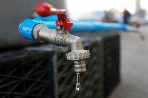 Más vecinos de La Plata se quejan por falta de agua Las canillas están