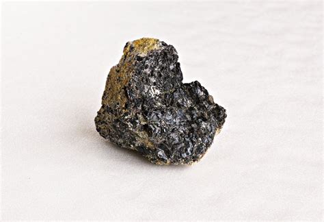 Cromita (Chromite) - Rock Identifier