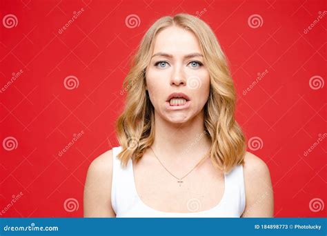 Portret Van Een Jonge Mooie Caucasiaanse Vrouw Met Een Middelmatig Blonde Haar En Naakte Make Up