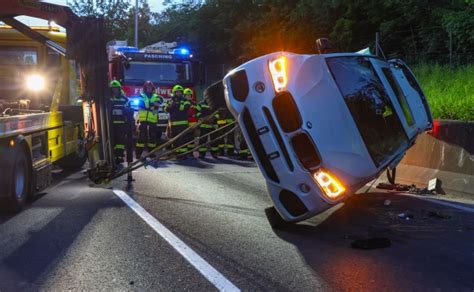 Stillstand In Seitenlage Auto Bei Unfall Auf Kremstalstra E In