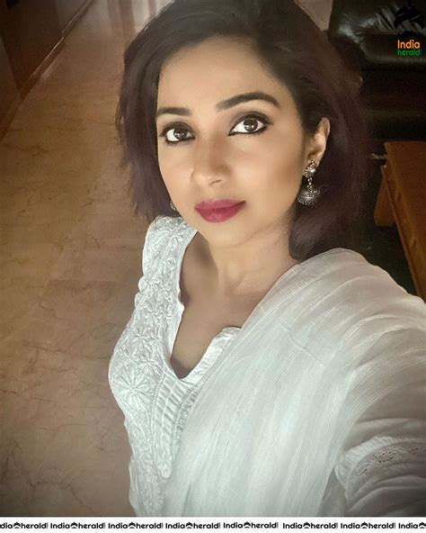 Singer Shreya Ghoshal Latest Hot Photos Collection Set