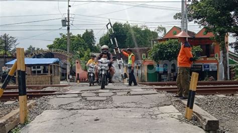 Kisah Relawan Penjaga Perlintasan Kereta Api Tanpa Palang Di Sukoharjo