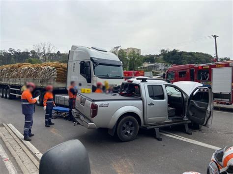 Mulher Fica Ferida Em Acidente Entre Carro E Carreta Na ERS 122 Em