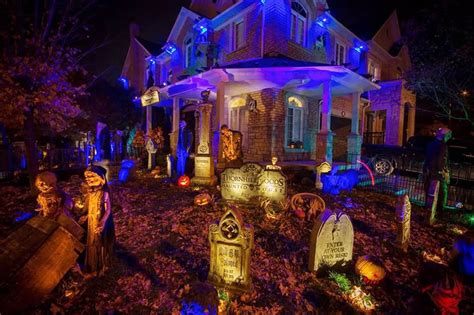 10 Most Awesome Halloween House Decorations Design Swan