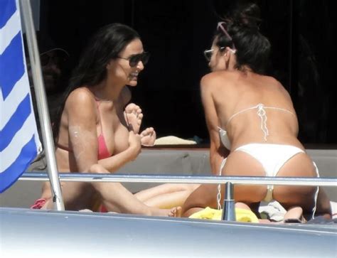 Demi Moore deslumbró luciendo una bikini en las playas de Grecia MDZ