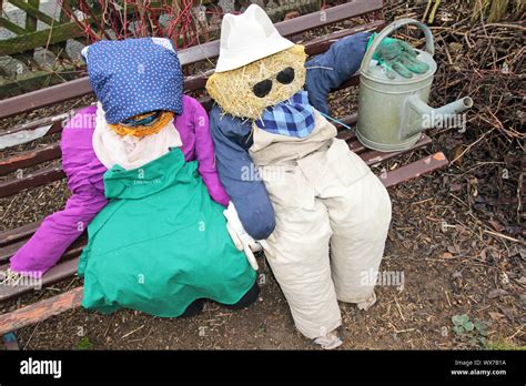 Scarecrow garden hi-res stock photography and images - Alamy