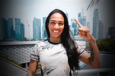 Taila Santos Wants To impose Her Will | UFC