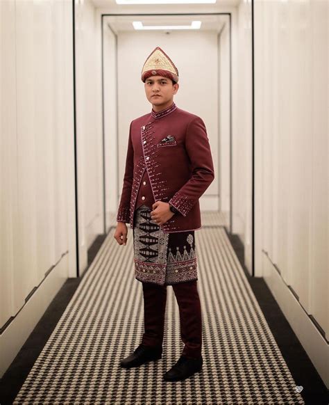 Inspirasi Baju Adat Pengantin Pria Ala Seleb Menawan