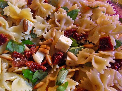 Nudelsalat mit getrockneten Tomaten Pinienkernen Schafskäse und