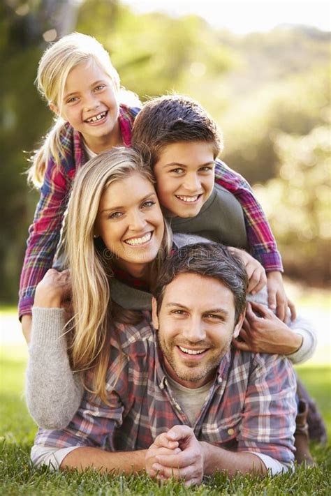 Familia Feliz Que Miente En La Hierba Vertical Fotos Libres De