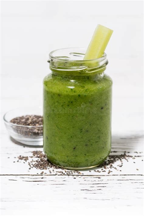 Smoothies Verdes Sanos De La Fruta Y Verdura Con Las Semillas Del Chia