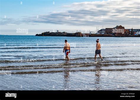 Zwei M Nnliche Wildwasser Oder Freiwasserschwimmer Mit Badehosen