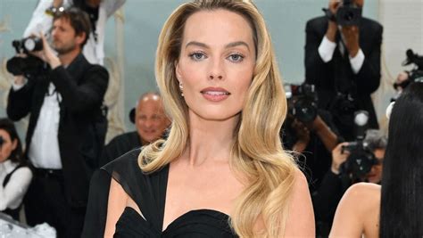 Margot Robbie Το προϊόν ομορφιάς που χρησιμοποιεί για λαμπερά και υγιή