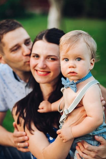 Photo De Joyeuse Maman Caucasienne Papa Et Leur Enfant S Amusent