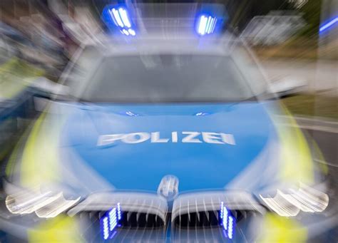 Autofahrer flüchtet vor Polizei und verursacht Unfall