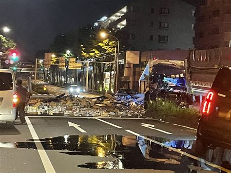 【事故】区役所通り 池辺市ケ尾線 横浜市都筑区大丸 富士見が丘交差点で大型トラックとダンプの衝突事故「積んでいた飲料水が散乱するヤバイ事故