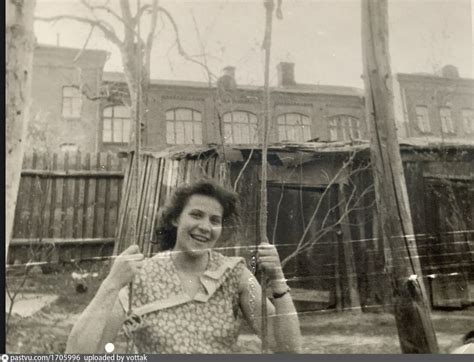 Улица Большая Калитниковская дом № 36, стр 1. На качелях во дворе дома