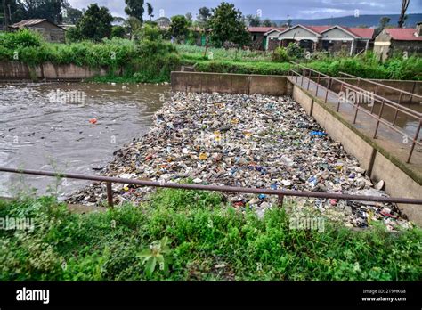 Nakuru Kenya 25 novembre 2023 Les déchets plastiques de toutes