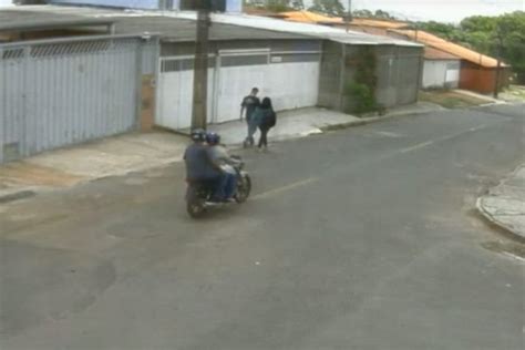 Vídeo Ladrões Em Moto Rendem E Roubam Adolescentes No Recanto Das Emas