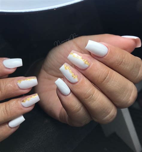 Uñas blancas con hoja de oro Manicura de uñas Uñas blancas Uñas