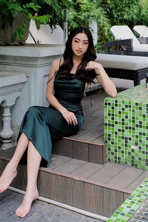 Lương Thuỳ Linh diện bikini khoe vóc dáng nóng bỏng bên bãi biển