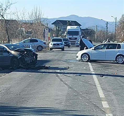 UPDATE FOTO Patru persoane rănite într un accident rutier pe un drum