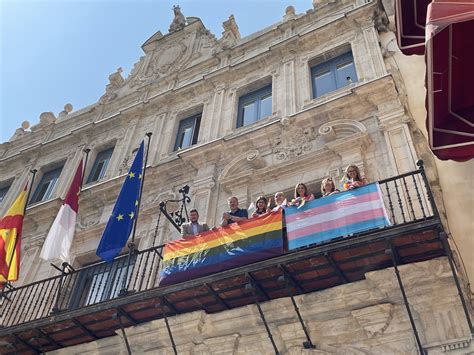 El Ayuntamiento cuelga las banderas LGTBI y trans en el balcón