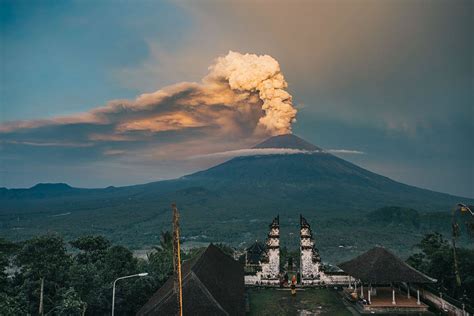 Wulkan Agung Znowu Daje O Sobie Zna Lotnisko Na Bali Zamkni Te