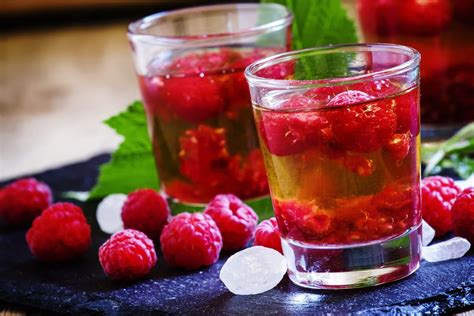 Spritziger Cocktail Mit Himbeeren Und Bourbon Whiskey