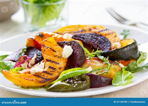 Verduras Asadas A La Parrilla Con La Ensalada Del Queso Feta Imágenes