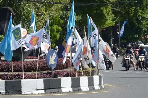 Bendera Parpol Bertebaran Di Penjuru Kota Denpasar Radar Bali