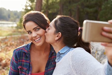 Photo Libre De Droit De Couple De Lesbiennes Baiser À La Campagne Et