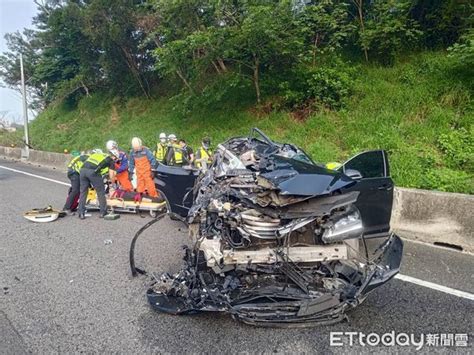 國1造橋段轎車撞爛！副駕女乘客受困後座 命危搶救中 Ettoday社會新聞 Ettoday新聞雲