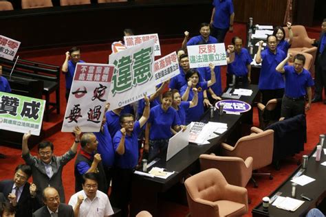 立院」通過不當黨產條例 藍批多數暴力