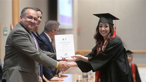 Egresan Profesionistas De La Facultad De Contadur A Y