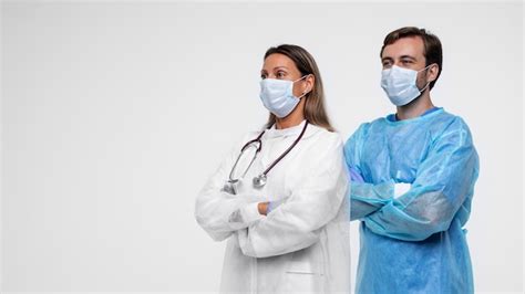 Retrato de hombre y mujer llevando bata médica y médico máscaras