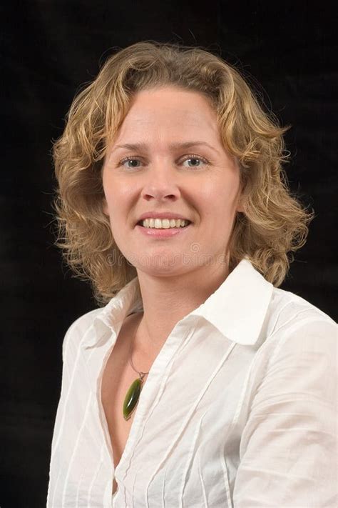 Recht Blonde Frau Auf Schwarzem Hintergrund Stockfoto Bild Von Frau
