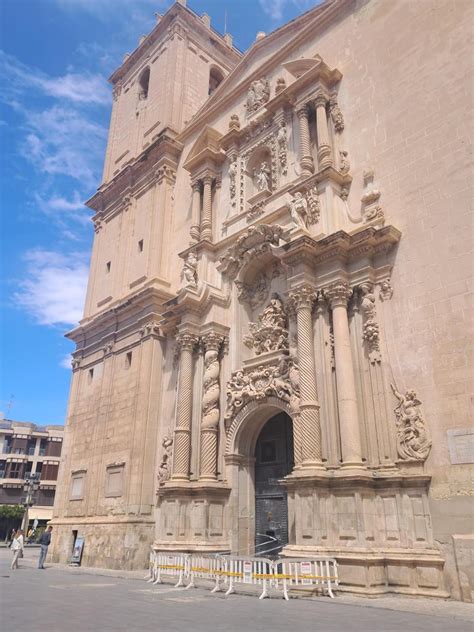 Elche Misteri La Ca Da De Cascotes Obliga A Acordonar La Puerta Mayor