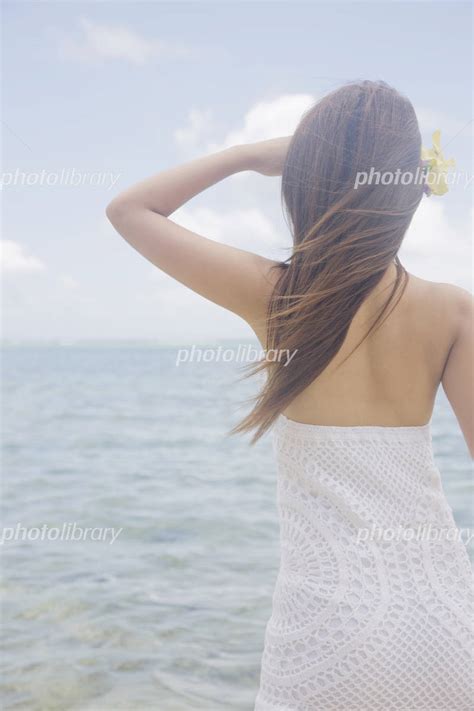 浮輪を持って海に入ろうとしている女性の後ろ姿 写真素材 [ 2395984 ] フォトライブラリー Photolibrary