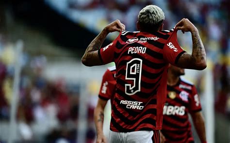 Vítor Pereira aponta importância de Pedro para time do Flamengo e