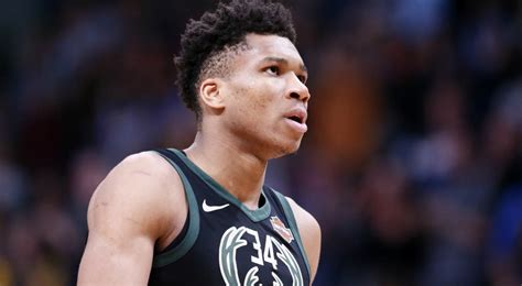 Giannis Antetokounmpo Monstrueux Les Bucks Sweepent Les Pistons