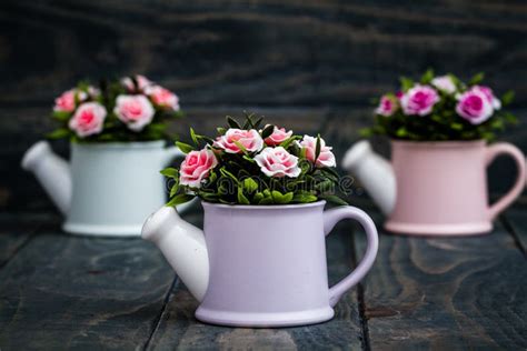 Flores Coloridas Artificiais Em Uns Vasos De Flores Decorativos Foto De