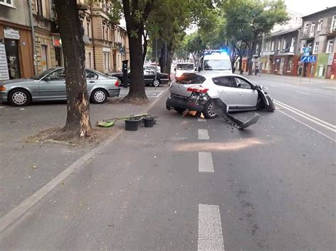 Renault Uderzy O W Drzewo Na Ul Zamojskiej Kierowca Uciek Pieszo