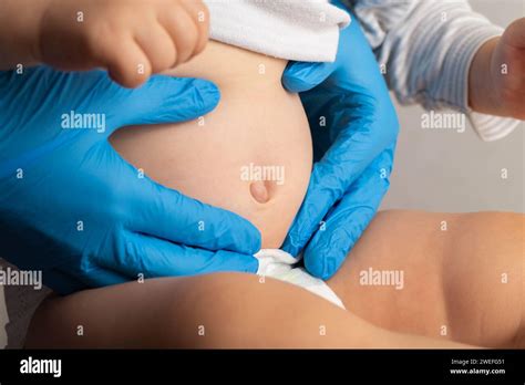 Niño hinchado en el abdomen fotografías e imágenes de alta resolución