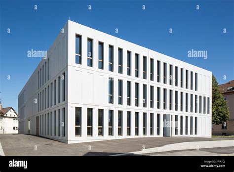 oblique elevation  entrance facade  open blinds finanzamt