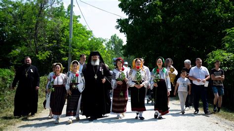 Episcopul Antonie Le A Distins Cu Crucea B L Ean Pe Surorile Osoianu