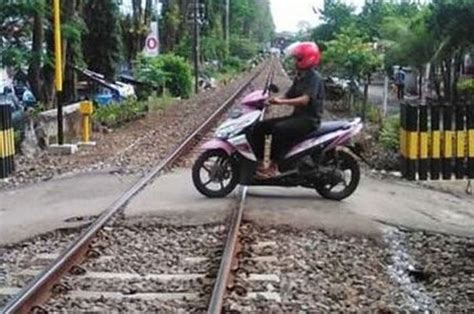 Pakai Skutik Melintasi Rel Kereta Seperti Ini Cara Paling Aman